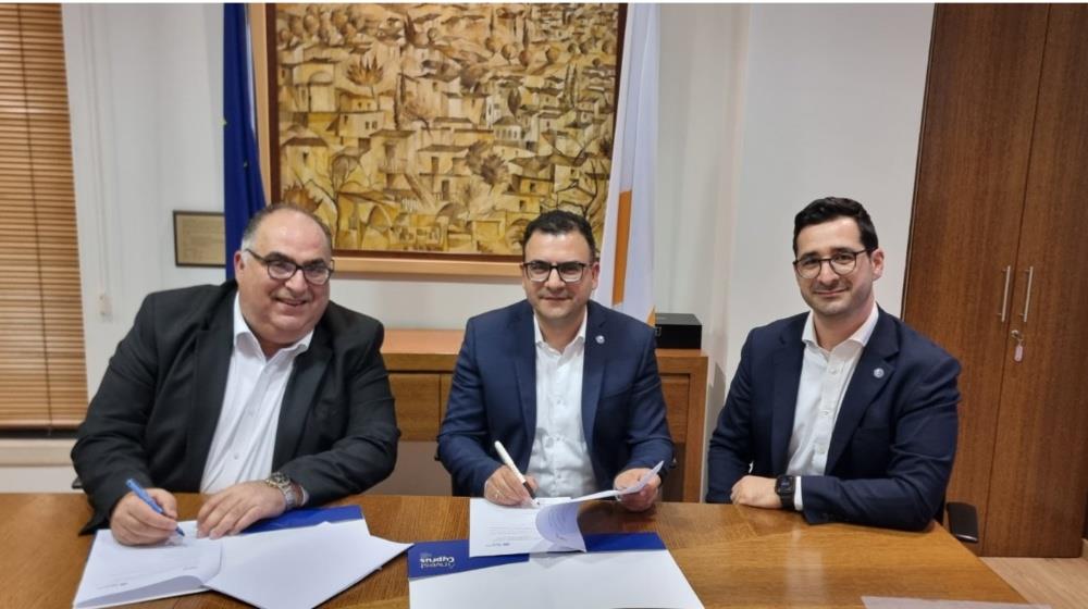 CFA Society Cyprus President Constantinos Kourouyiannis and Invest Cyprus CEO Marios Tannousis signing a Memorandum of Understanding to strengthen investment collaboration and professional development in Cyprus, February 2026.